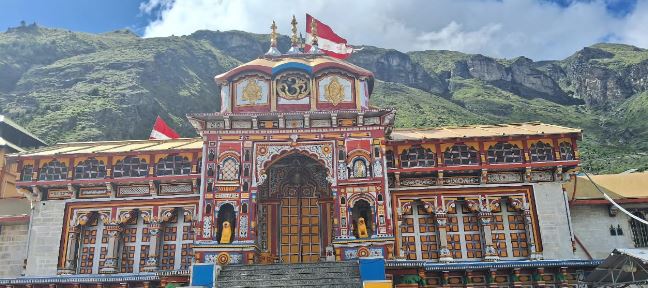 भू बैकुंठ बद्रीनाथ धाम में चंद्र ग्रहण के सूतक के चलते बंद हुए मंदिर के कपाटग्रहण के प्रभाव से पूर्व में ही हुई पूजन-अर्चन की सभी विधियां