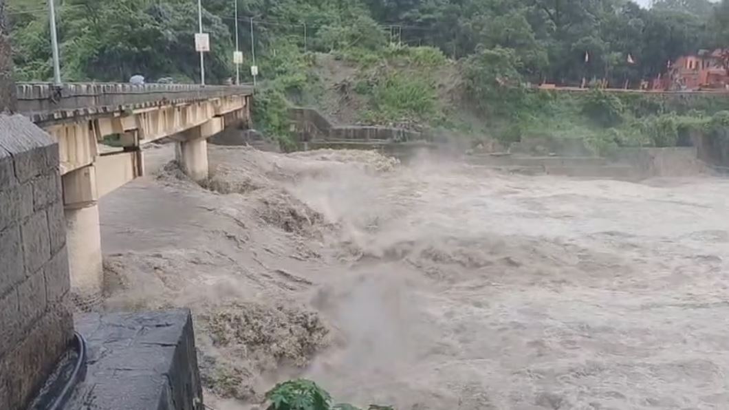 काठगोदाम में गौला बैराज के खोले गए सभी गेट, उफान पर गोला नदी