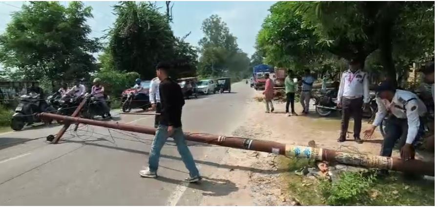 भेल की लापरवाही से सड़क पर बिजली का खंभा गिरा, बड़ा हादसा टला
