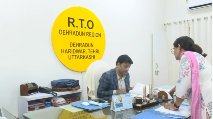 देहरादून आरटीओ का स्टेज कैरिज अभियान, चालकों और बसों पर सख्ती