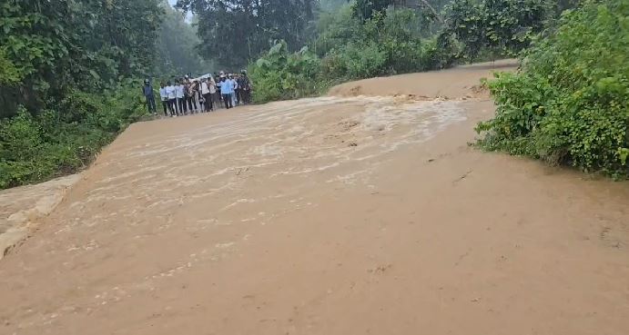 रामनगर-भंडारपानी मार्ग पर उफनते नाले में बही बाइक, युवक तैरकर बचा, प्रशासन ने समय रहते बचाई स्थिति