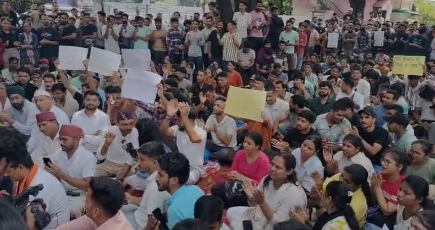 हल्द्वानी में पेपर लीक कांड को लेकर बेरोजगार और छात्रों का आमरण अनशन, सरकार पर दबाव बढ़ा