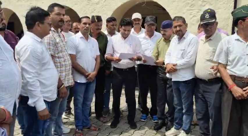 बिंदुखत्ता को राजस्व गांव बनाने की मांग तेज, उपजिलाधिकारी कार्यालय पर वन अधिकार समिति व पूर्व सैनिकों का प्रदर्शन