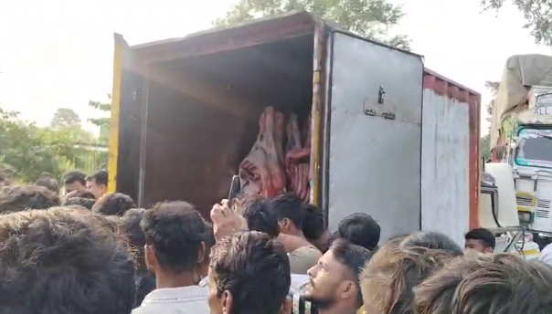 लक्सर: ग्रामीणों ने पकड़ी प्रतिबंधित पशु मांस से भरी गाड़ी, सड़क पर लगाया जाम