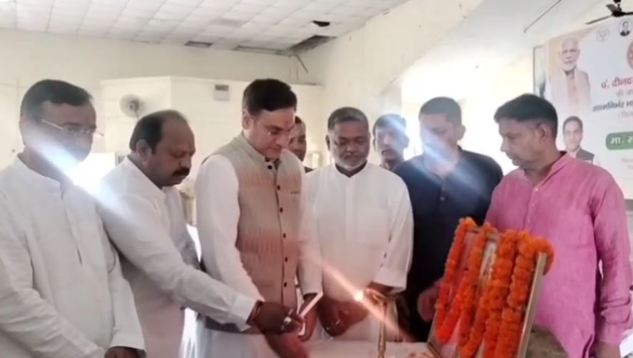 खटीमा में सेवा पखवाड़े के तहत पंडित दीनदयाल उपाध्याय जयंती कार्यक्रम, कैबिनेट मंत्री ने किया माल्यार्पण