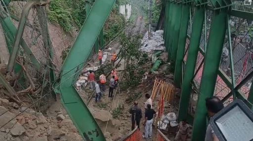 मालवा आने से हरिद्वार-देहरादून रेल मार्ग ठप, डेढ़ दर्जन ट्रेनें फंसी