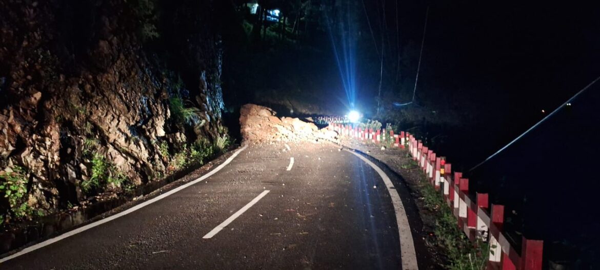 नैनीताल–भवाली मार्ग पर भूस्खलन, यातायात पूरी तरह ठप