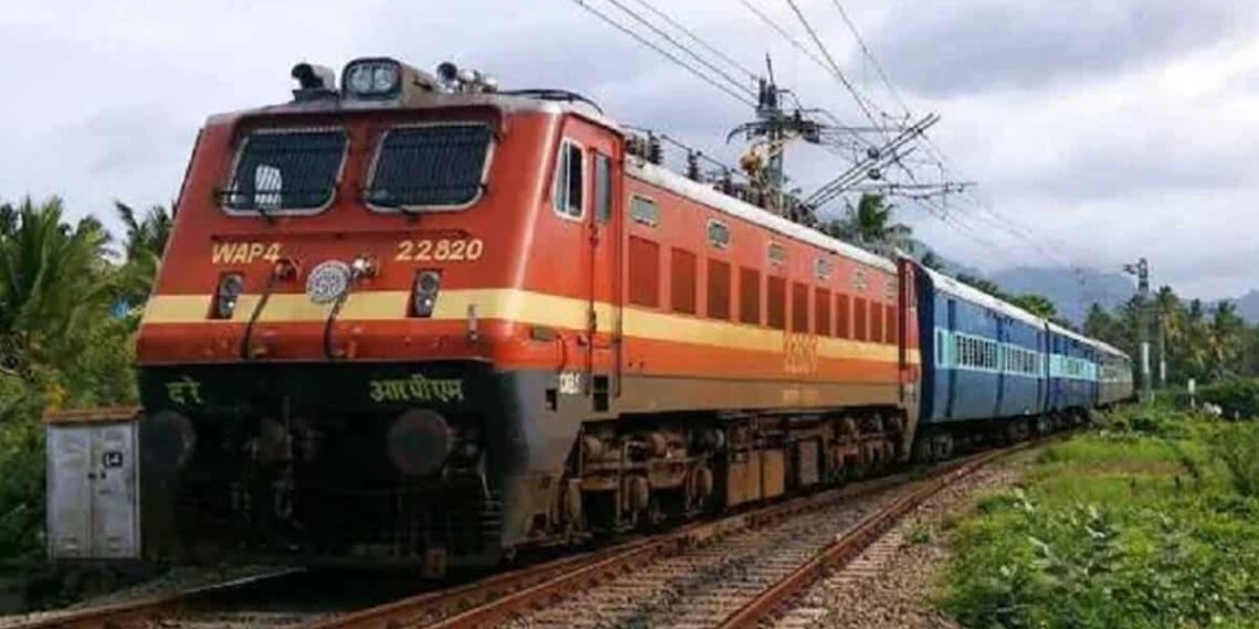 त्योहारों पर यात्रियों के लिए रेलवे का बड़ा ऐलान