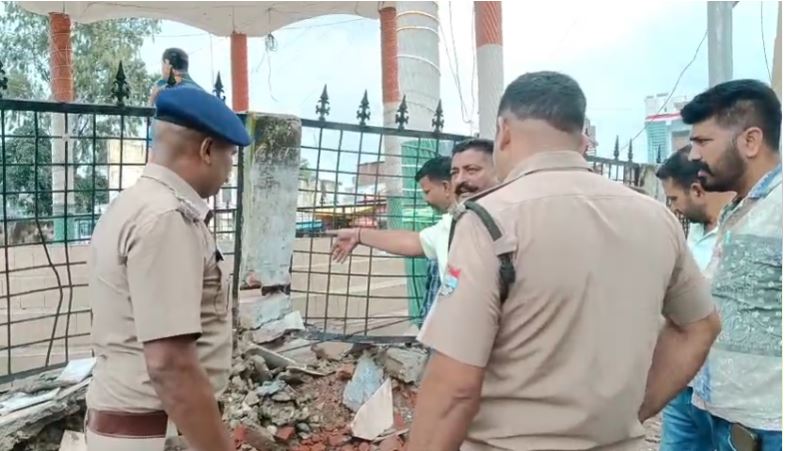 बाजपुर में शहीद उधम सिंह काम्बोज की स्मारक को डंपर ने मारी टक्कर, कम्बोज समाज में आक्रोश