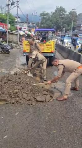 कोयल घाटी से त्रिवेणी घाट चौराहे तक गड्ढों में तब्दील सड़कें, चौकी प्रभारी खुद बना मिसाल