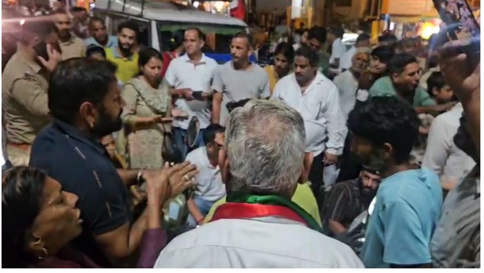 अंकिता भंडारी हत्याकांड में VIP का नाम न उजागर होने पर भड़की यूकेडी, त्रिवेणी घाट पर सांकेतिक जाम लगाकर किया प्रदर्शन