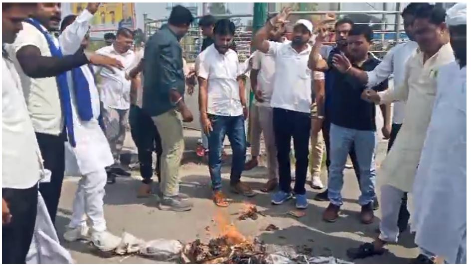 लक्सर में कांग्रेस प्रदेश अध्यक्ष करण माहरा के खिलाफ भीम आर्मी का प्रदर्शन, पुतला दहन कर जताया विरोध