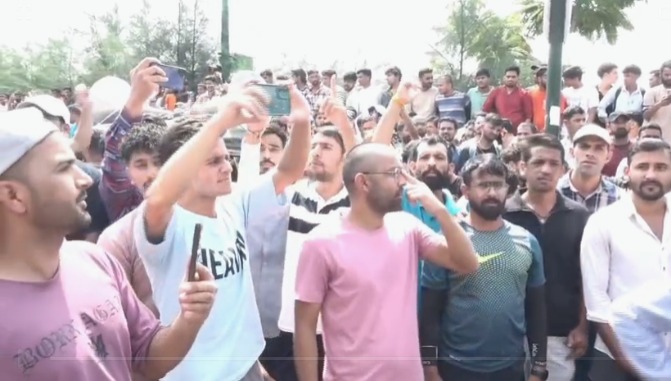 यूकेएसएसएससी पेपर लीक पर फूटा युवाओं का गुस्सा, राजधानी देहरादून की सड़कों पर उमड़ा आक्रोश