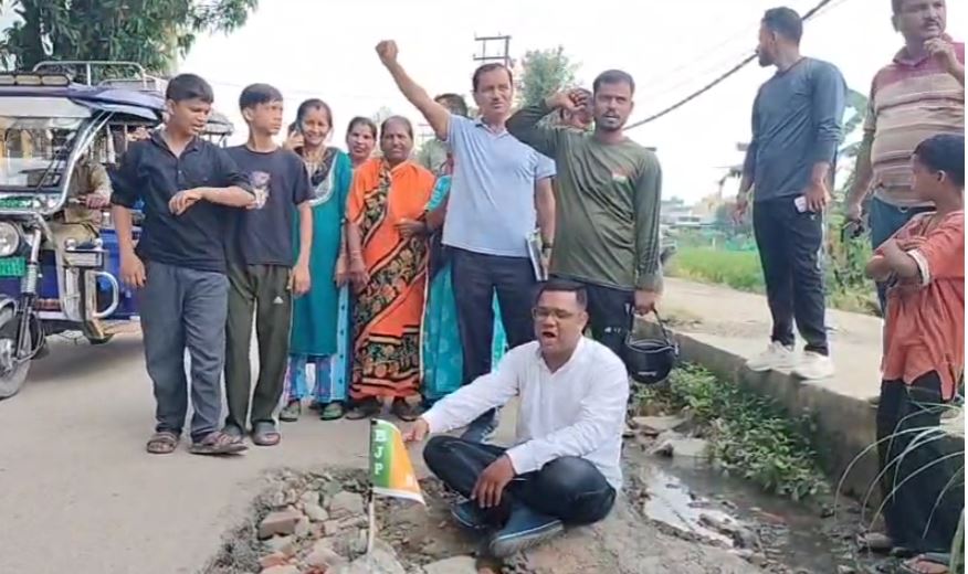टूटी सड़कों पर झंडा गाड़कर ग्रामीणों ने जताया विरोध, कहा—अब सब्र का बांध टूट रहा है