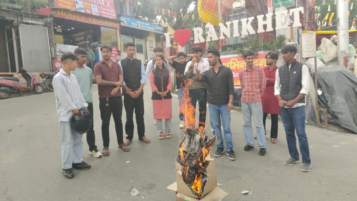 पेपर लीक पर फूटा छात्रों का गुस्सा, रानीखेत में सरकार का पुतला दहन