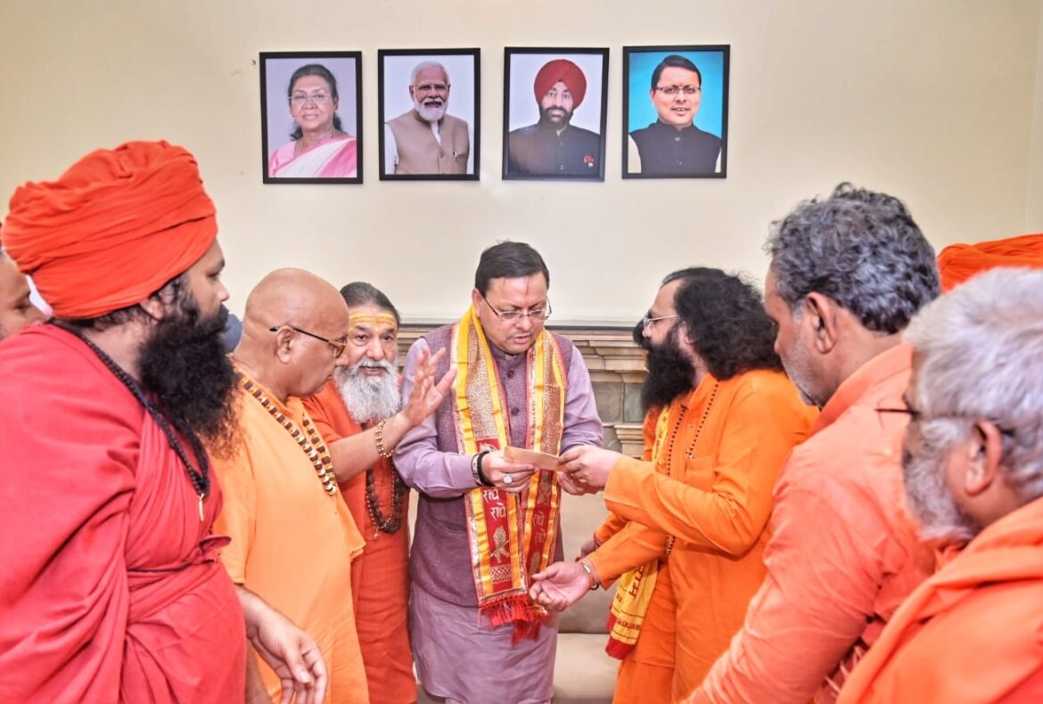 आपदा राहत में संतों ने बढ़ाया सहयोग का हाथ, मुख्यमंत्री को सौंपा 34 लाख रुपये का चेक