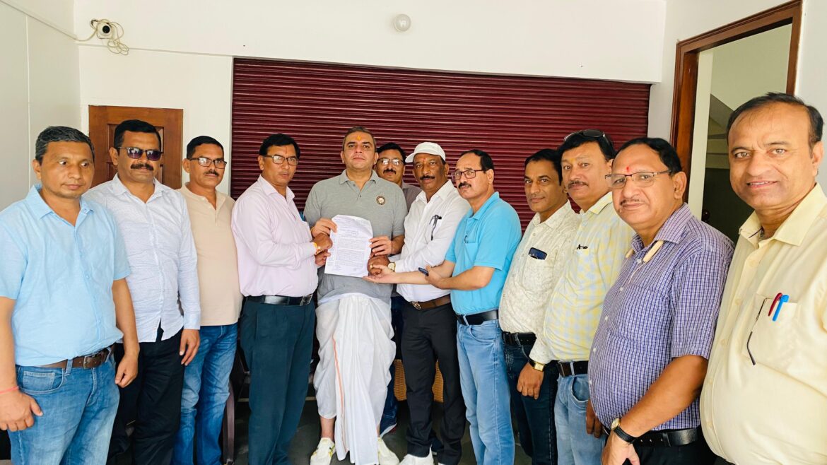 हल्द्वानी विधायक सुमित हृदयेश से मिले एल.टी. समायोजित/पदोन्नत शिक्षक संघर्ष मंच के प्रतिनिधि, समस्याओं को लेकर सौंपा ज्ञापन