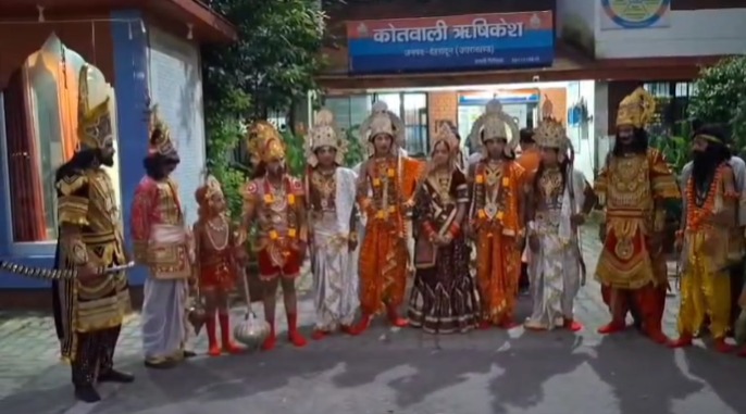 ऋषिकेश में रामलीला रोक के विरोध में कलाकारों का अनोखा प्रदर्शन