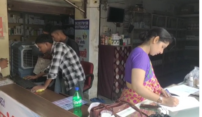 जसपुर में आयुष दिवस पर ड्रग इंस्पेक्टर ने मेडिकल का किया निरीक्षण