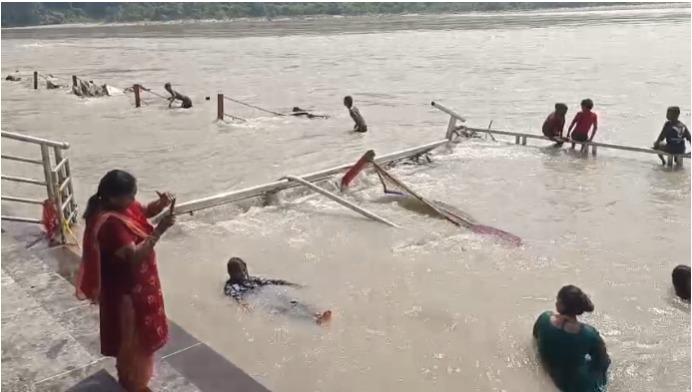 त्रिवेणी घाट पर गंगा किनारे मिला युवक का शव, सनसनी