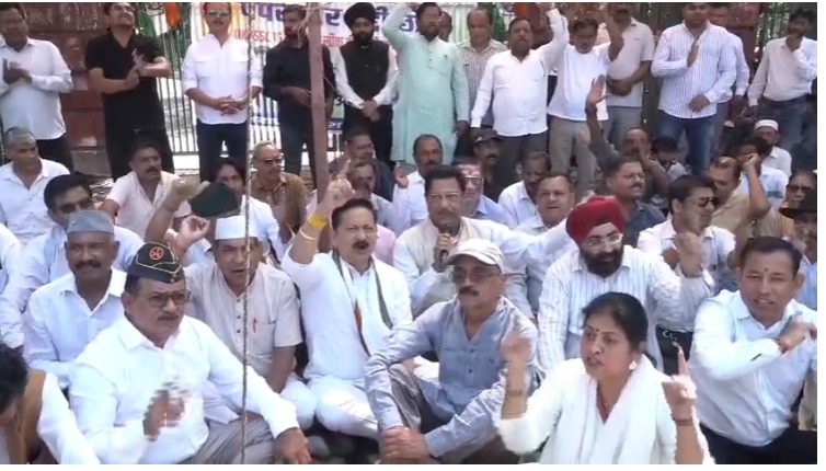 पेपर लीक प्रकरण: कांग्रेस ने सरकार को घेरा, गांधी पार्क में धरना