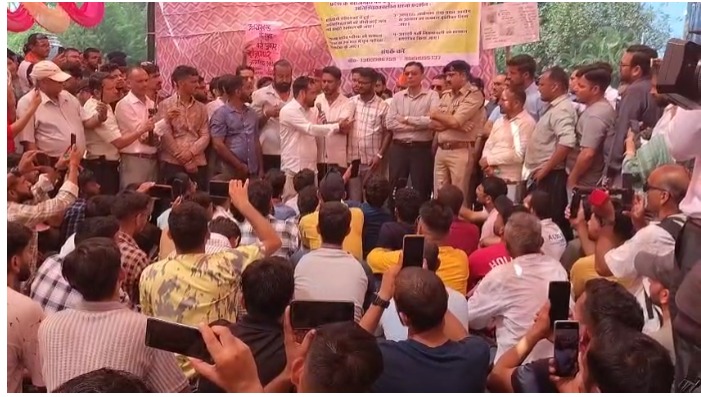 देहरादून: एसएसपी और डीएम पहुंचे बेरोजगारों के प्रदर्शन स्थल