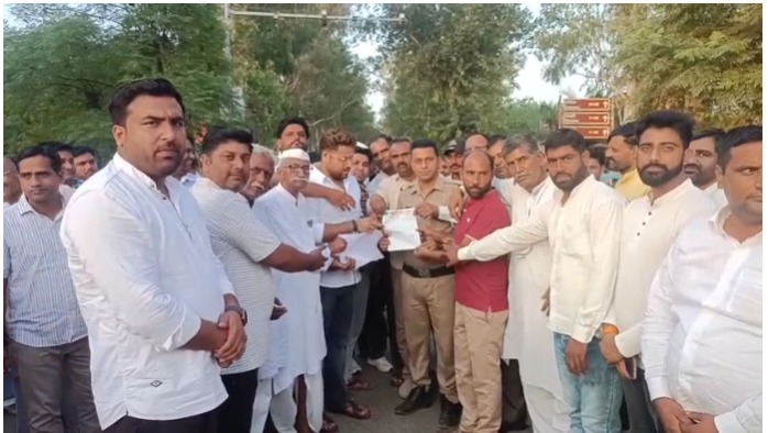 लखनौता में ऑनलाइन चालान प्रक्रिया के खिलाफ किसानों का विरोध