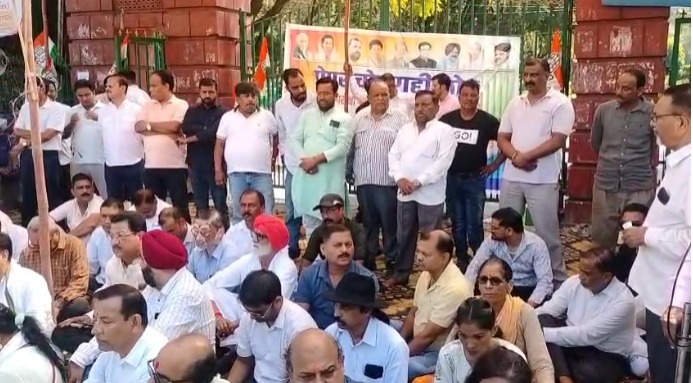 पेपर लीक मामले पर कांग्रेस का प्रदेश सरकार के खिलाफ धरना प्रदर्शन