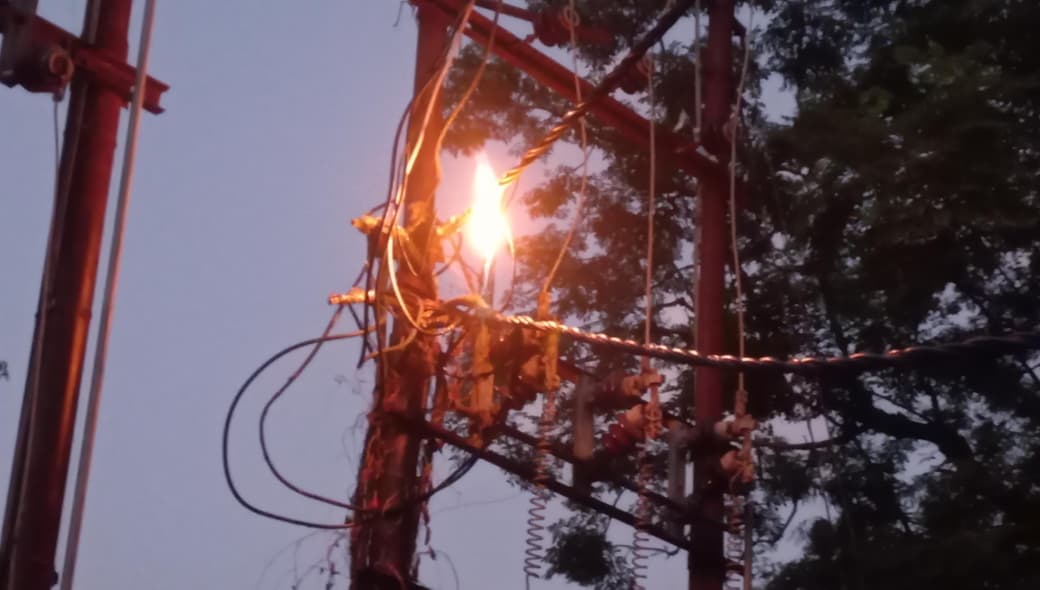 हल्द्वानी: राजपुरा पुलिस चौकी के पास ट्रांसफार्मर में आग