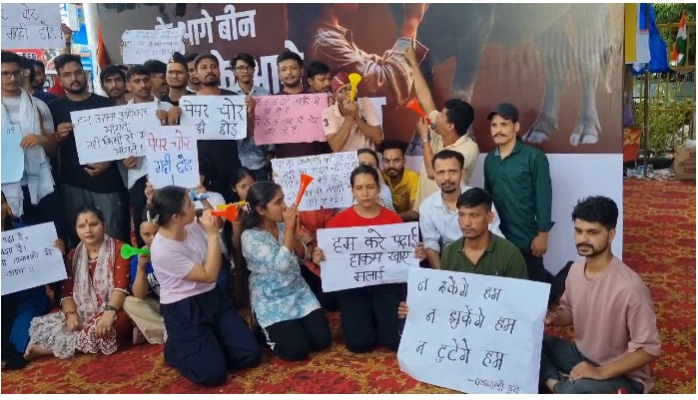 हल्द्वानी में पेपर लीक विरोध प्रदर्शन, युवाओं ने अनोखे तरीके से जताया गुस्सा
