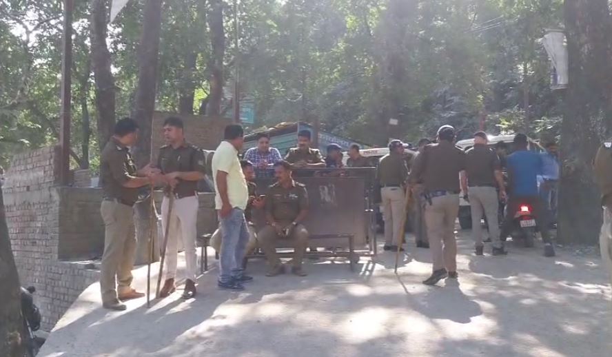 ढालवाला में विरोध बेअसर, पुलिस सुरक्षा में खुला शराब का ठेका! पांच दिन से जारी धरना–प्रदर्शन के बावजूद प्रशासन का कदम, क्षेत्र में तनाव