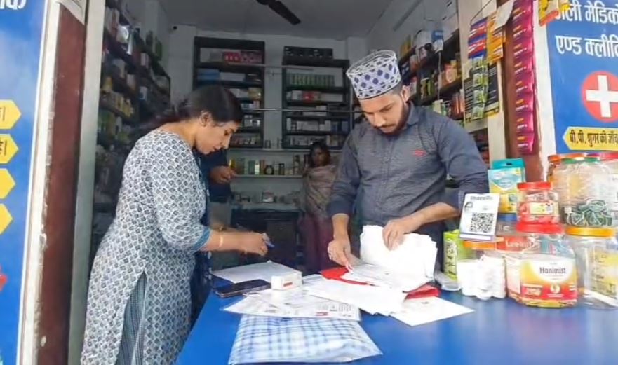 रामनगर में प्रतिबंधित कफ सिरप के खिलाफ संयुक्त अभियान, मेडिकल स्टोरों पर छापेमारी