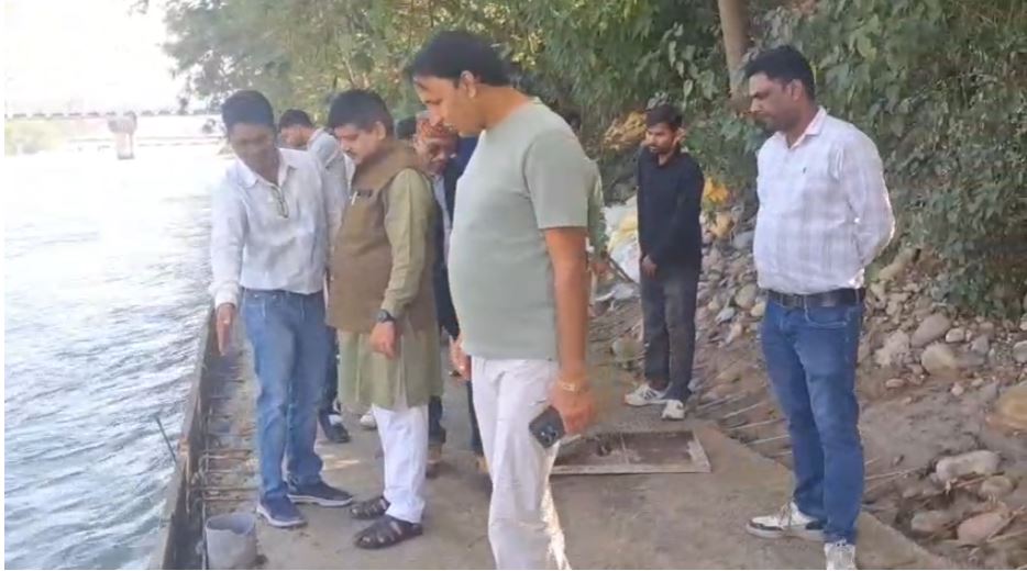 कुंभ मेला क्षेत्र के निर्माणाधीन घाटों का निरीक्षण, ऋषि कंडवाल ने दिए सख्त निर्देश