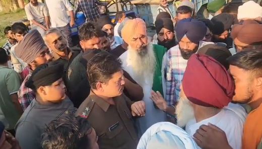 सितारगंज में किसानों का आक्रोश, मंडी गेट पर धरना