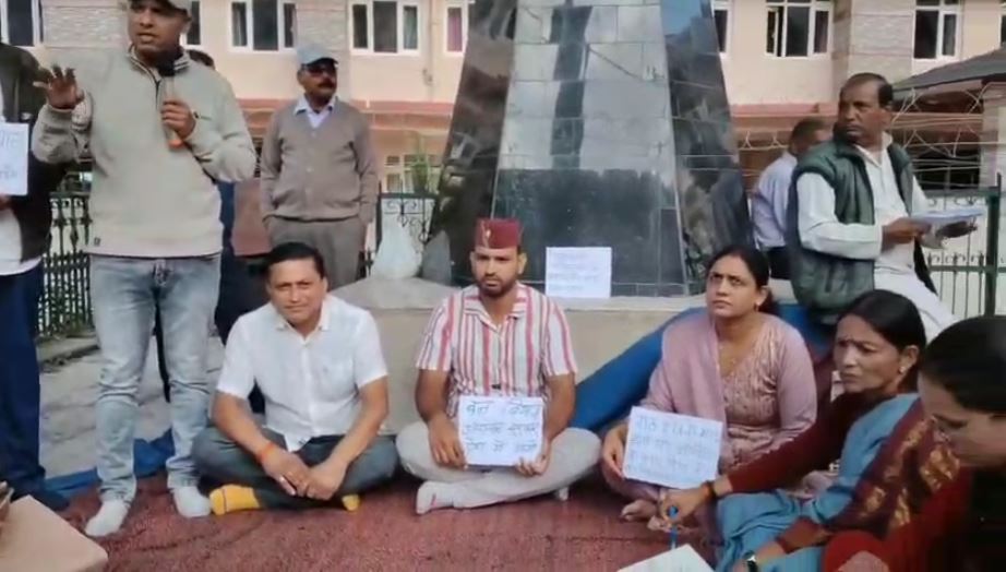 गढ़वाल के ग्रामीण क्षेत्रों में गुलदार और भालू का आतंक, कांग्रेस और जनप्रतिनिधियों ने कलेक्ट्रेट में धरना दिया
