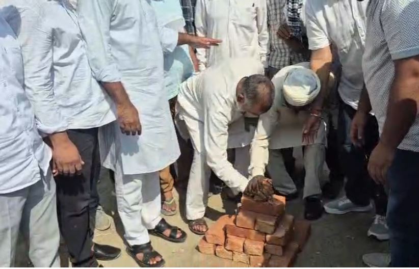 ग्रामीणों की लंबे समय से मांग पर जिला पंचायत ने रोड निर्माण शुरू किया