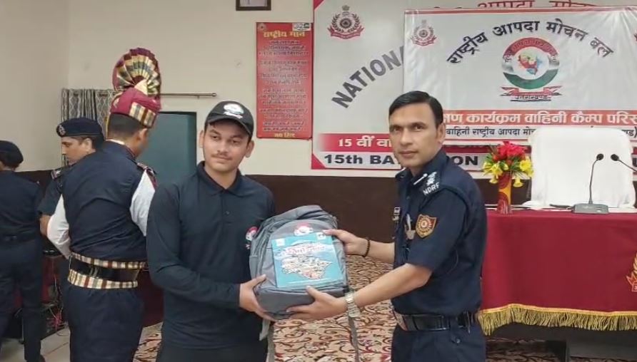 गदरपुर में एनडीआरएफ ने युवाओं को दी आपदा प्रबंधन की विशेष ट्रेनिंगपहले बैच में 29 युवाओं ने सीखी राहत और बचाव की तकनीकें