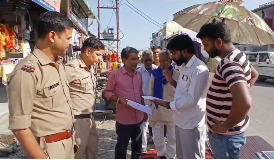 सितारगंज में आवारा पशुओं को लेकर भीम आर्मी का धरना, 15 दिन में कार्रवाई का मिला आश्वासन