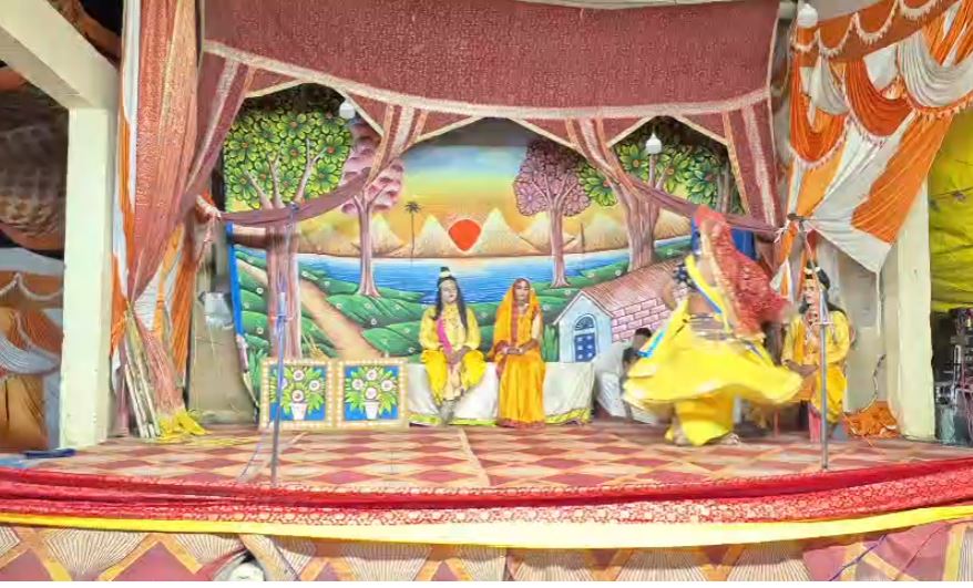 बाजपुर: ग्राम पंचायत रेहटा में आयोजित रामलीला में दिखाई गई सूर्पनखा वध की कथा