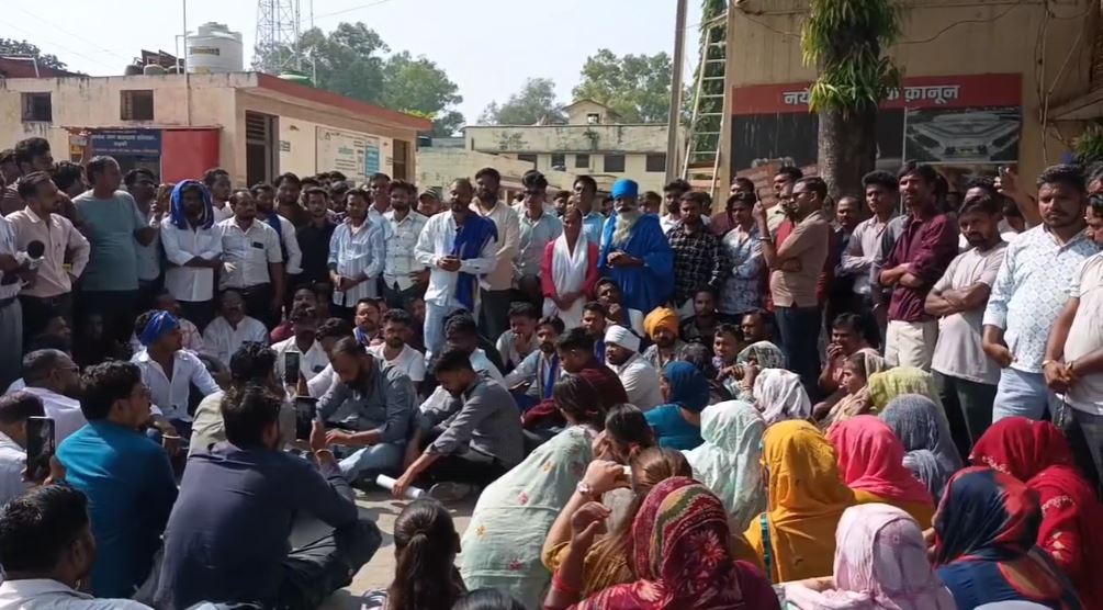 रुड़की: दलित नेता पर हमला, संगठनों ने कोतवाली का घेराव किया