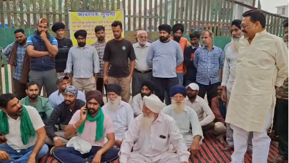 जसपुर में धान खरीद बंद, किसानों का फूटा गुस्सा — धरने पर बैठे किसान, बोले: “पोर्टल बंद, फसल सड़ने की कगार पर”
