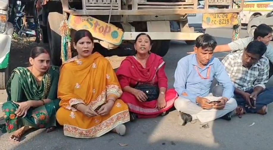 हल्द्वानी: पीड़ित पत्रकार के परिवार ने कोतवाली के बाहर धरना दिया, आत्मदाह की दी चेतावनी