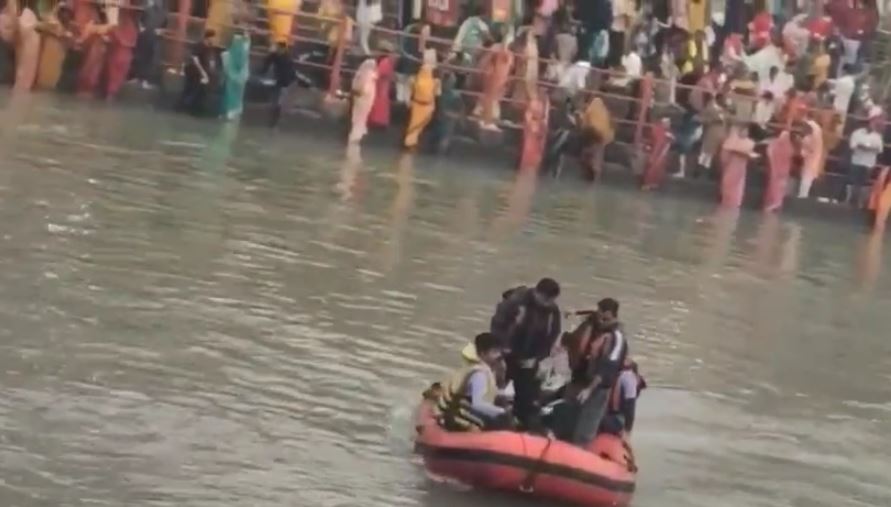 रुड़की में छठ पूजा के दौरान बड़ा हादसा टला, PAC तैराक दल ने बचाई श्रद्धालु की जान