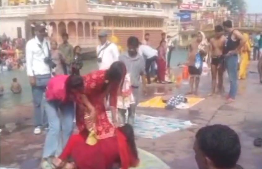 हरिद्वार: हर की पैड़ी पर तीन महिलाएं आपस में भिड़ीं, पुलिस ने किया चालान