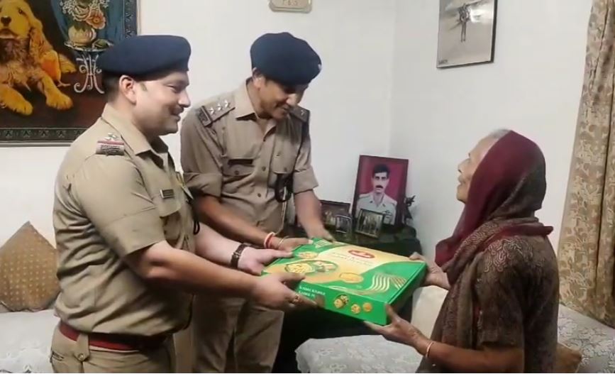 दीपावली पर दून पुलिस का मानवीय चेहरा, एकाकी बुजुर्गों संग मनाया त्योहार