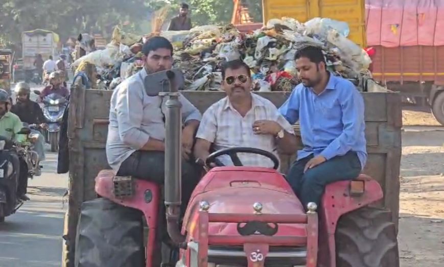 सेलाकुई में नगर पंचायत अध्यक्ष ने उठाया कूड़े का मोर्चा, खुद चलाया कचरा वाहन