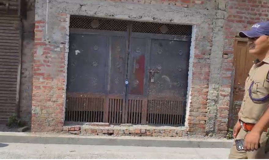 दिवाली से पहले काशीपुर में अवैध पटाखा गोदाम पर प्रशासन का छापा