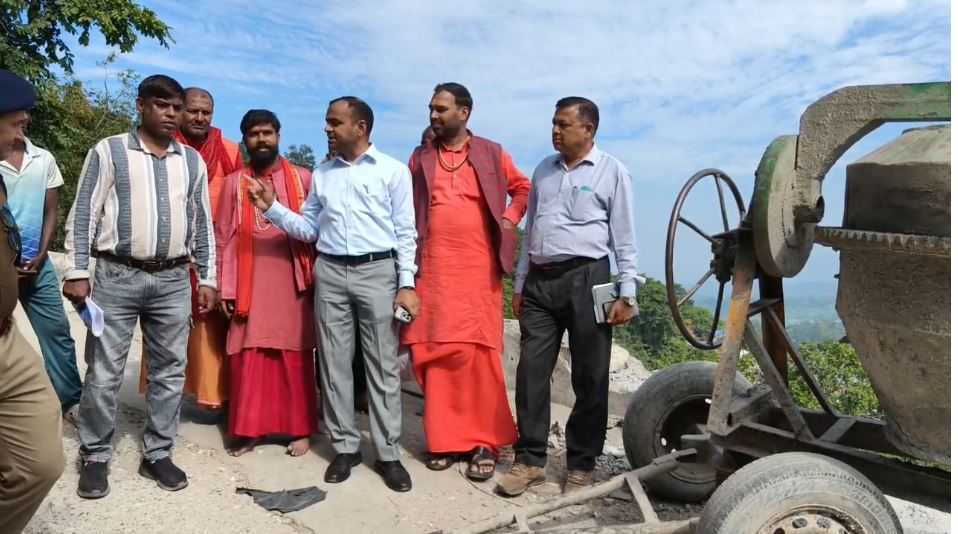 कार्तिक पूर्णिमा पर्व से पहले प्रशासन सतर्क, डीएम मयूर दीक्षित ने मनसा देवी मंदिर क्षेत्र का किया निरीक्षण