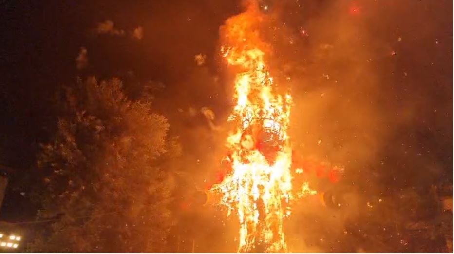 हल्द्वानी में 140 साल पुरानी रामलीला में 60 फुट ऊंचे रावण का दहन