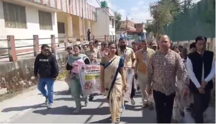 चंपावत में आयोजित “ड्रग्स मुक्ति जागरूकता अभियान”, नशे के दुष्प्रभावों के प्रति जनता हुई जागरूक